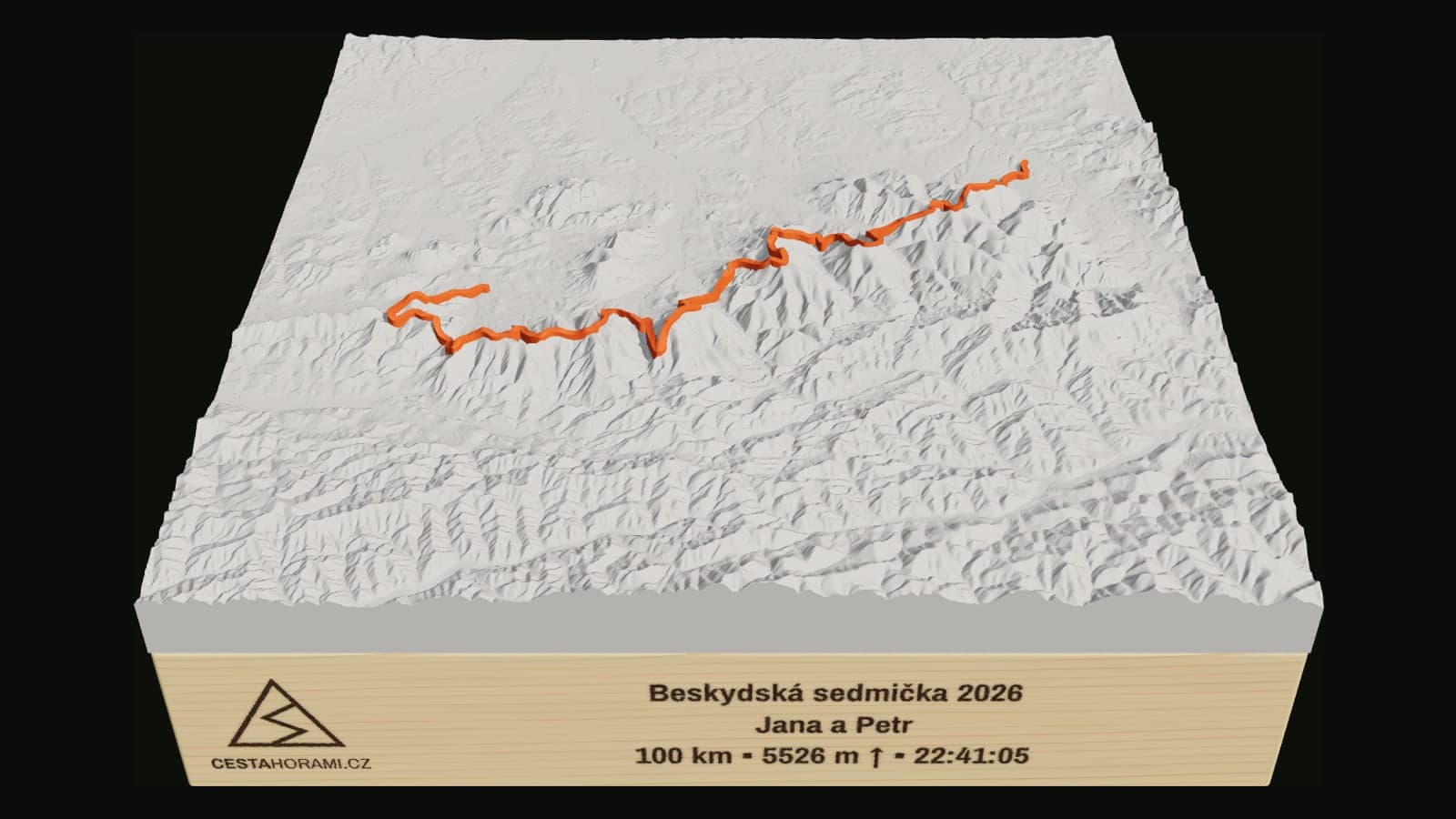 Reliéf trasy Beskydské sedmičky 2026 s povrchem Sunrise a gravírováním se jménem a časem v cíli