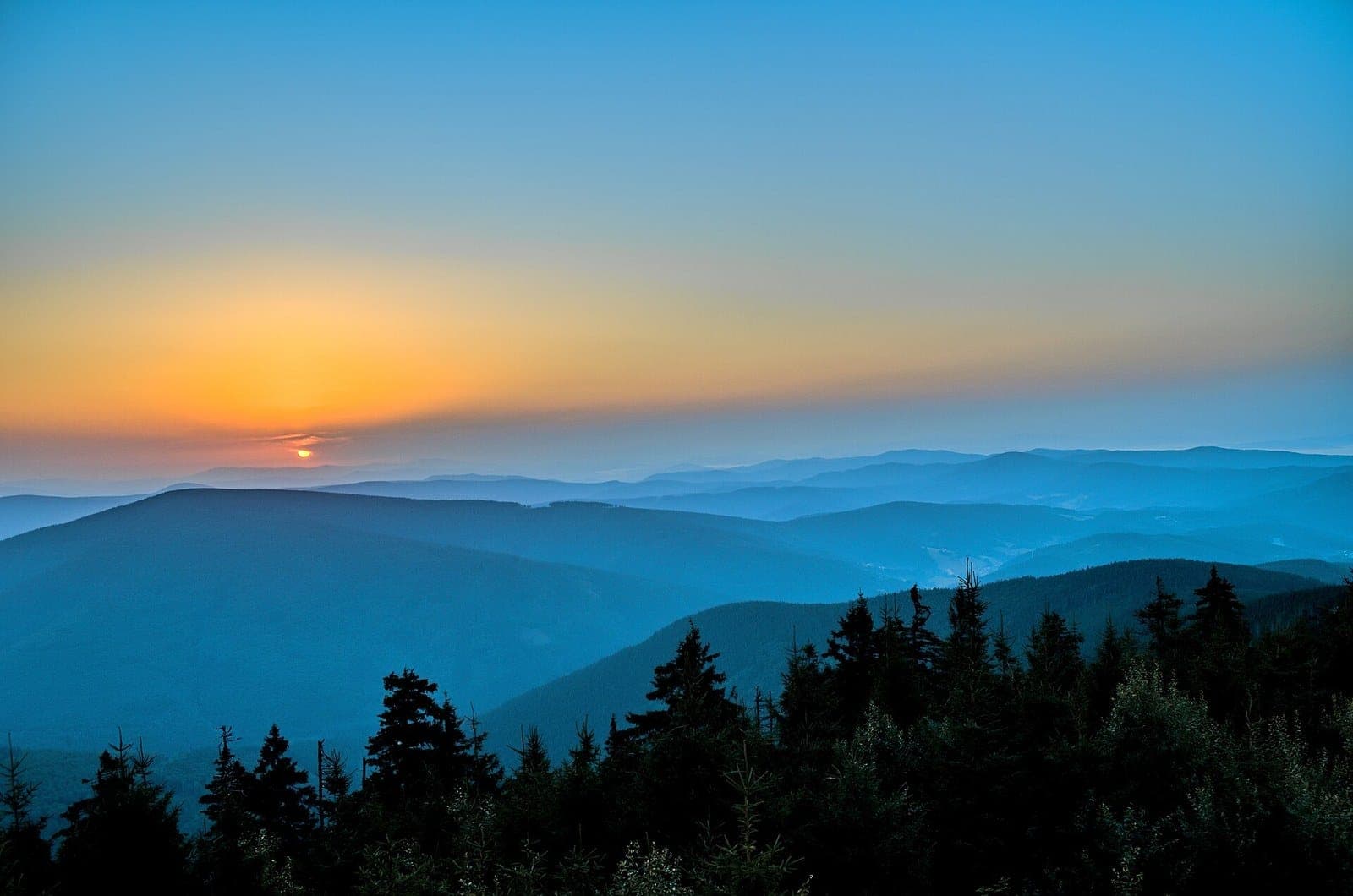 Východ slunce nad hřebeny Beskyd, pohled z Lysé hory