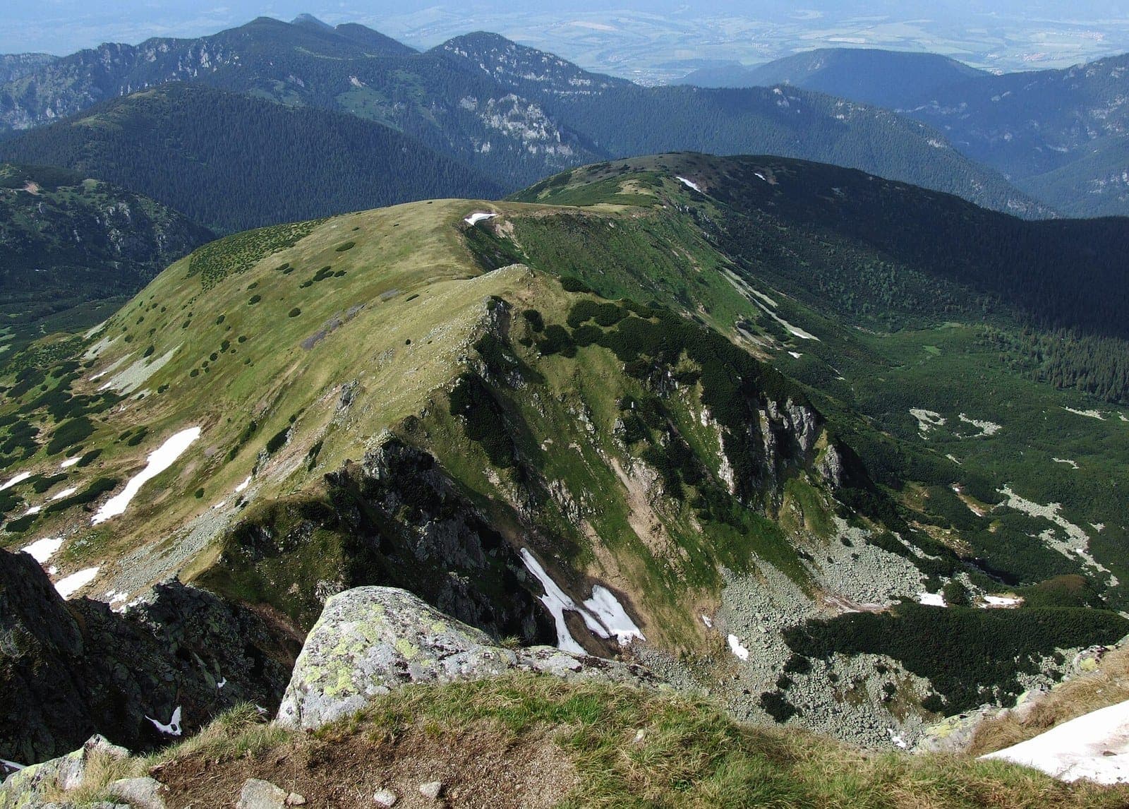 Hlavní hřeben Nízkých Tater z Ďumbieru, po kterém vede Nízkotatranská stíhačka