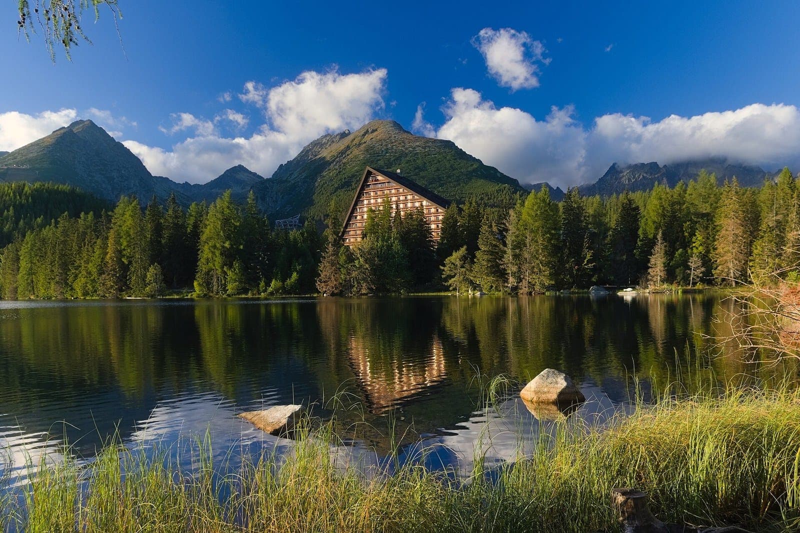 Štrbské pleso, kde je start i cíl Psotkova memoriálu